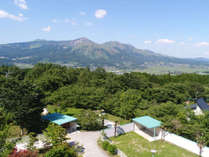 テラスからの眺望は阿蘇五岳を望める美しい景色。