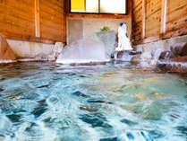 別棟の天然温泉の家族風呂で窓外の海を眺めながらゆったりとリラクゼーション