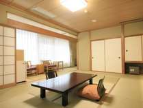 ゆったりとした10畳以上の和室は、最大で6名様ご利用可能。ご家族旅行、グループ旅行におすすめです。