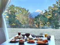 【朝食ブッフェ】富士山を眺望しながらブッフェをお愉しみください。