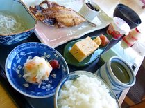 朝食の一例。鯵の開きはとてもオススメの逸品です。もちろん水戸納豆も！日本の朝らしい和定食です。