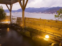 諏訪湖を望む露天風呂。信州の四季を眺めながら湯に浸かる。
