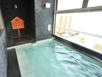 「黒曜の湯」良質な黒曜石に磨かれた上諏訪温泉の湯は、柔らかい湯となり肌を癒してくれます。