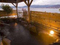 諏訪湖を望む露天風呂。信州の四季を眺めながら湯に浸かる。風が気持ち良い『水華の湯』露天風呂より