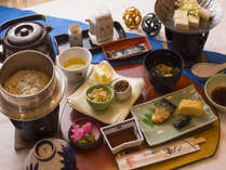 釜飯に湯豆腐。当館のお任せ「和朝食」瀬戸内海を眺めるレストランでどうぞ。