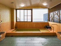 リニューアルした日本海を望む大浴場！つるつるとした湯ざわりのお湯をのんびりとお楽しみください。