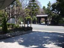 ホテル正面は京都御所蛤御門♪歴史ファンのみならず、四季折々に散策を楽しめます♪