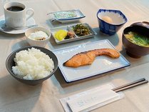 【朝食のイメージ】焼き魚を主体とした和朝食を提供いたします。食後にコーヒーもご用意しております。