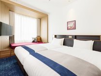 【スーペリアツイン　洋室】広々とした2台のベッドとデニム風カーペットが特徴的なお部屋。