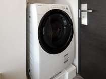 ◆客室設備｜ドラム式洗濯乾燥機（ドラム式専用洗剤を常備）