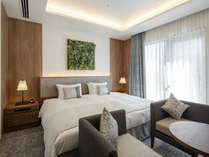 ◆ガーデンスイート　69平米｜ボタニカルデザインのベッドルーム。全室ドリームベッド社「サータ」を採用