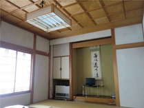 新館のお部屋はお寺などでよく使われている格天井造りです。