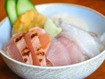 新鮮なお刺身を使ったプチ海鮮丼(例）