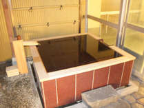 【ぶどうの湯・露天】既存の女子浴場を改築した貸し切り風呂は露天も内湯もあり広々としています。