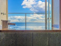 温泉掛流し半露天風呂付絶景スイート【海月-Mizuki-】海と空を眺めながらゆったりと露天風呂に浸かる