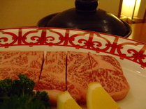 黒毛和牛の源流「但馬牛」陶板の遠赤外線で美味しいステーキに焼きあがる