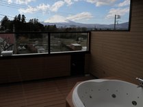 禁煙37平米・特別室ツイン（客室一例）/露天風呂から眺める富士山