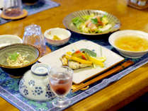 【夕食一例】奥さんの実家産野菜＆お米使用の日替わり夕食です。