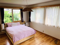 ・【ベッドルーム】綺麗なフローリングと窓からの採光が印象的なマスターベッドルームです。