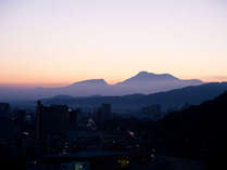 諫早市街や雲仙を一望する眺めは壮観です