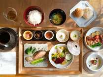 KNOTのオーブな朝ごはん(一例)北海道の食材をつめこんだ、まるい三段お重の和洋食膳です。