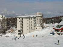 竜王スキーパークのゲレンデ真ん中、バレー第1ゲレンデ降り場前にあります。