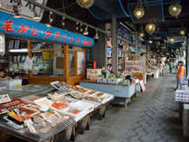 海鮮から野菜、果物、お土産品まで、様々な店舗が立ち並び、見ているだけでも楽しめます。