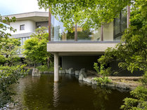 ・日本庭園から眺める翠風荘の建物 写真