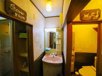 ・【別館】シャワーとトイレ、洗面スペース。トイレは洗浄機能付き