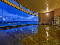 【大浴場】潮騒の湯_窓に広がる関門海峡の素晴らしい景色