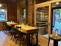 ・乗鞍の木を使用して建てられた穏やかな雰囲気のカフェスペース日中は、ワークスペースとして開放中
