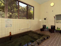 貸切の小さめの家族風呂は、霊峰富士の熔岩を利用したお風呂。