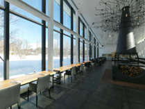 ◆レストラン内観（冬）／美しいガーデンとひとつになるようなレストラン。四季折々の景色もごちそうです