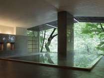大浴場は半露天風呂仕様、さらりとした肌触りのよい源泉を箱根の四季とともにお愉しみください