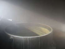【貸切・大酒釜風呂】直径２ｍの酒釜は、むかし酒米を蒸すのに使用された。※利用無料。２４時間入浴ＯＫ。