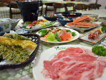*【夕食一例】女将特製の地元山菜の天ぷらなど、真心こめておつくりしております。