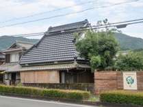 築100年の茅葺き屋根 写真