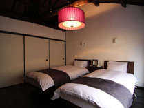 大きな梁が通る寝室。京都老舗寝具屋の品質高い寝具で、快適な睡眠をご提供致します。