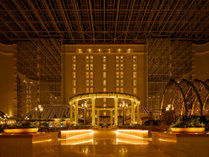 ◇夜のホテル3階アトリウムロビー。9階層吹き抜けの大空間に浮かぶホテルのシンボルGazebo（ガゼボ）。