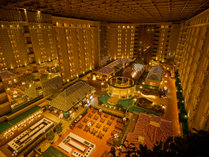 ◇夜のホテル3階アトリウムロビー全景。南欧の街並みに幻想的なイルミネーションが広がります。