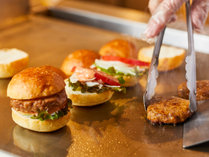 ◇朝食ブッフェで人気の焼き立てハンバーガー。焼き立てパティと新鮮野菜、特製ソースで仕上げます。