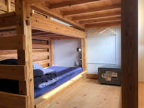 木のぬくもり溢れるドミトリールーム。2段ベッド式で、広々としているので荷物も広げることが可能です。