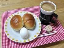 無料朝食サービス（コーヒー：パン：ゆで卵）です。朝６時３０分～朝１０時。宿泊部屋内での食事形式です。