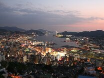 日本三大夜景にあげられる長崎の夜景。刻々と移り変わる幻想的な景色を当館から望めます。