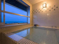 【大正ロマン　客室展望風呂】飾りタイルと照明、そして函館の夜景がノスタルジックな空間に。