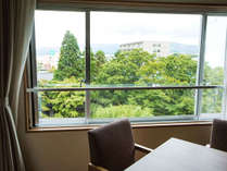 【ツインルーム・庭園側】松岡庭園を窓から一望できます。