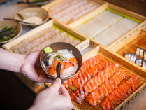 【青函市場・朝食一例】好きなものを好きなだけ載せることが出来る海鮮丼が好評です。(季節により変更）