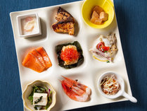 【青函市場・朝食一例】海鮮に特化し、約３0種をラインナップ。青函市場で海鮮三昧をお楽しみください
