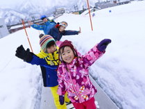 湯沢高原スキー場「湯沢温泉ゆきあそびパーク」スノーチュービングやソリ滑りなど、一緒に雪山体験♪