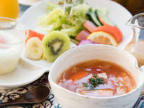 *〔朝食一例〕自慢の具沢山スープをご用意。朝の体にほっとするスープです。